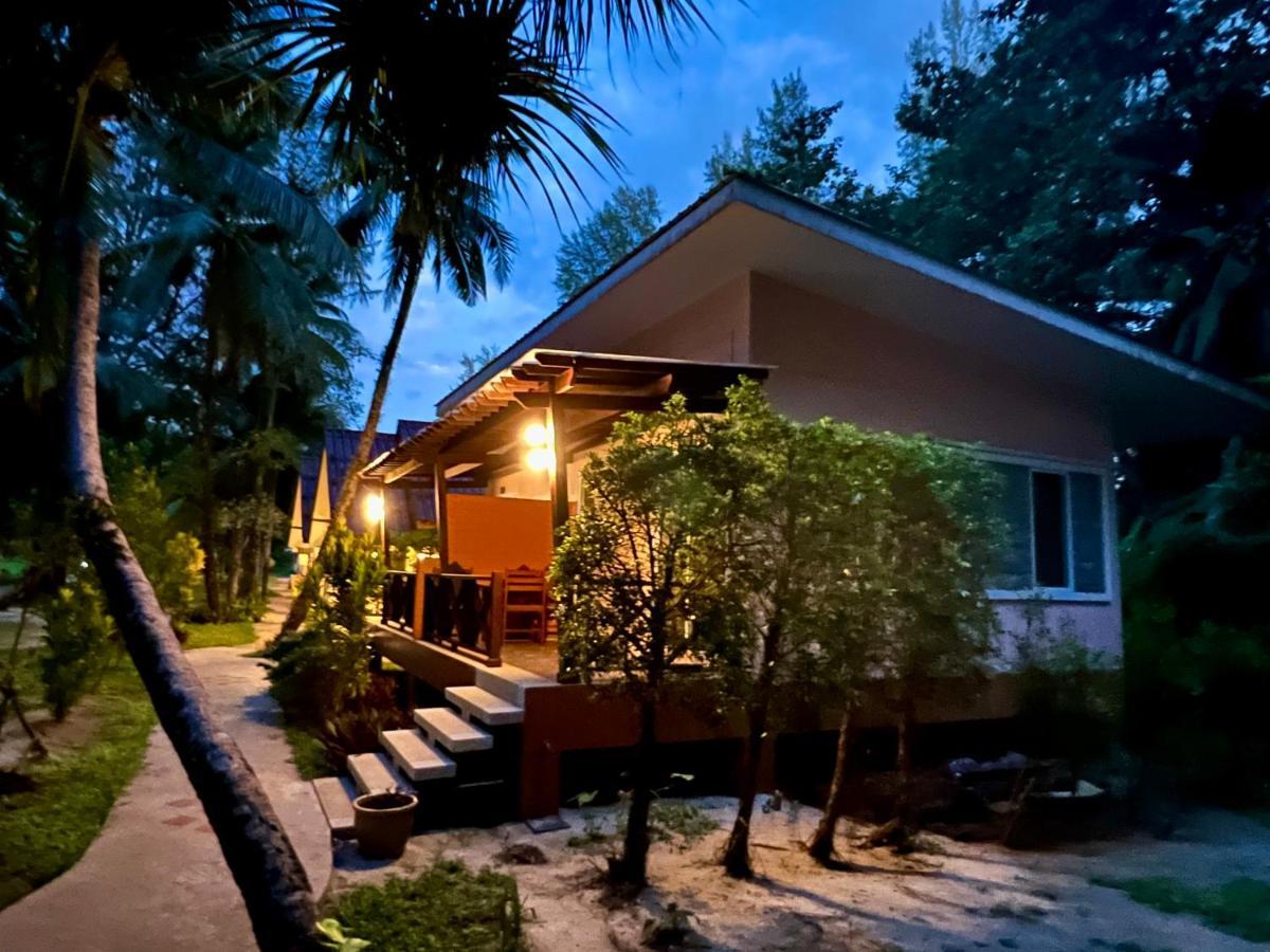 Ao Thong Beach Resort Bang Sak Exterior foto