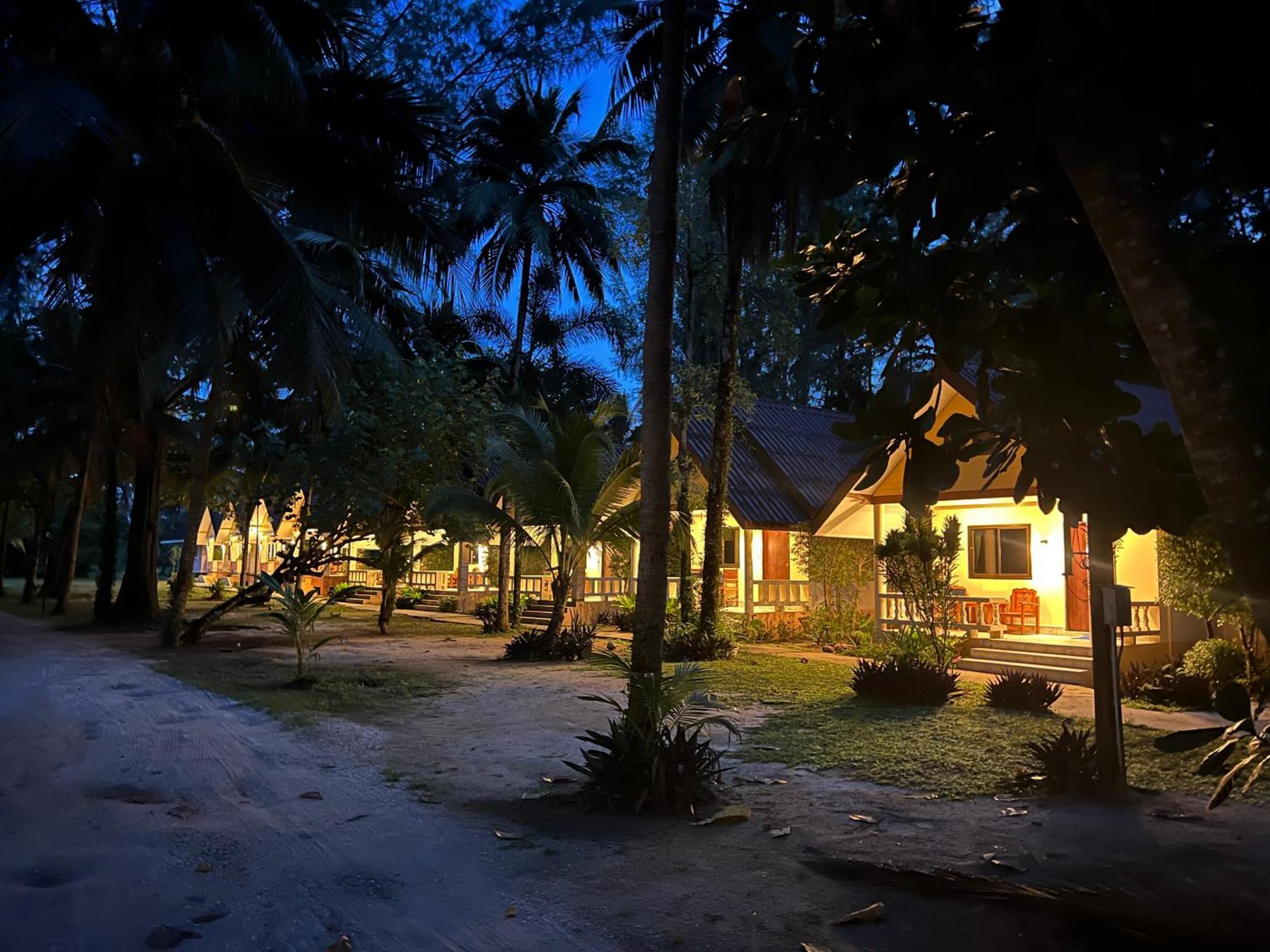 Ao Thong Beach Resort Bang Sak Exterior foto